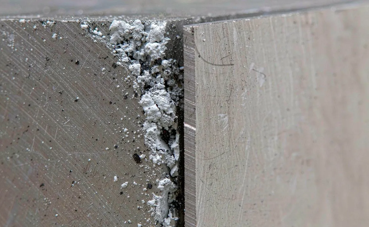 Dross-covered edge vs clean laser-cut edge